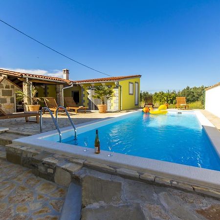 Holiday Home Bukovac พูลา ภายนอก รูปภาพ