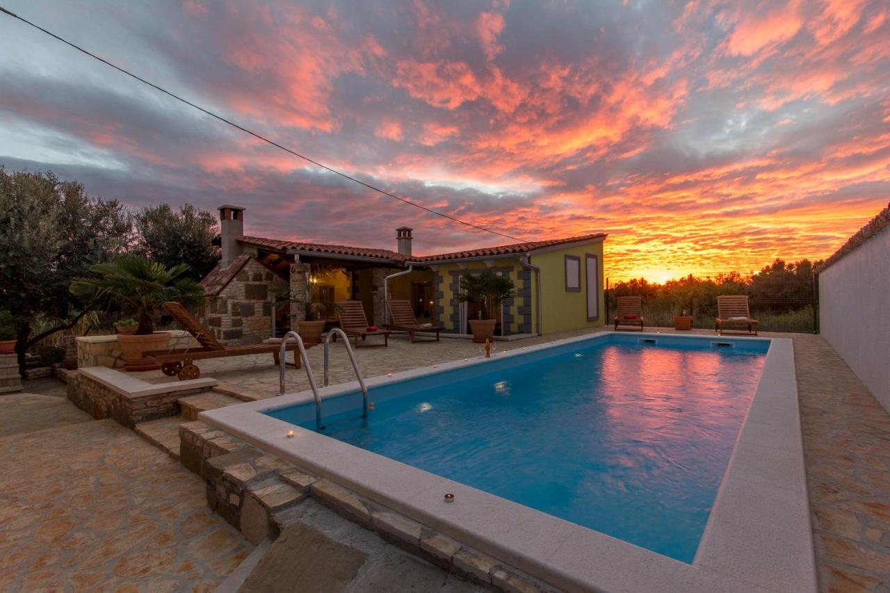 Holiday Home Bukovac พูลา ภายนอก รูปภาพ