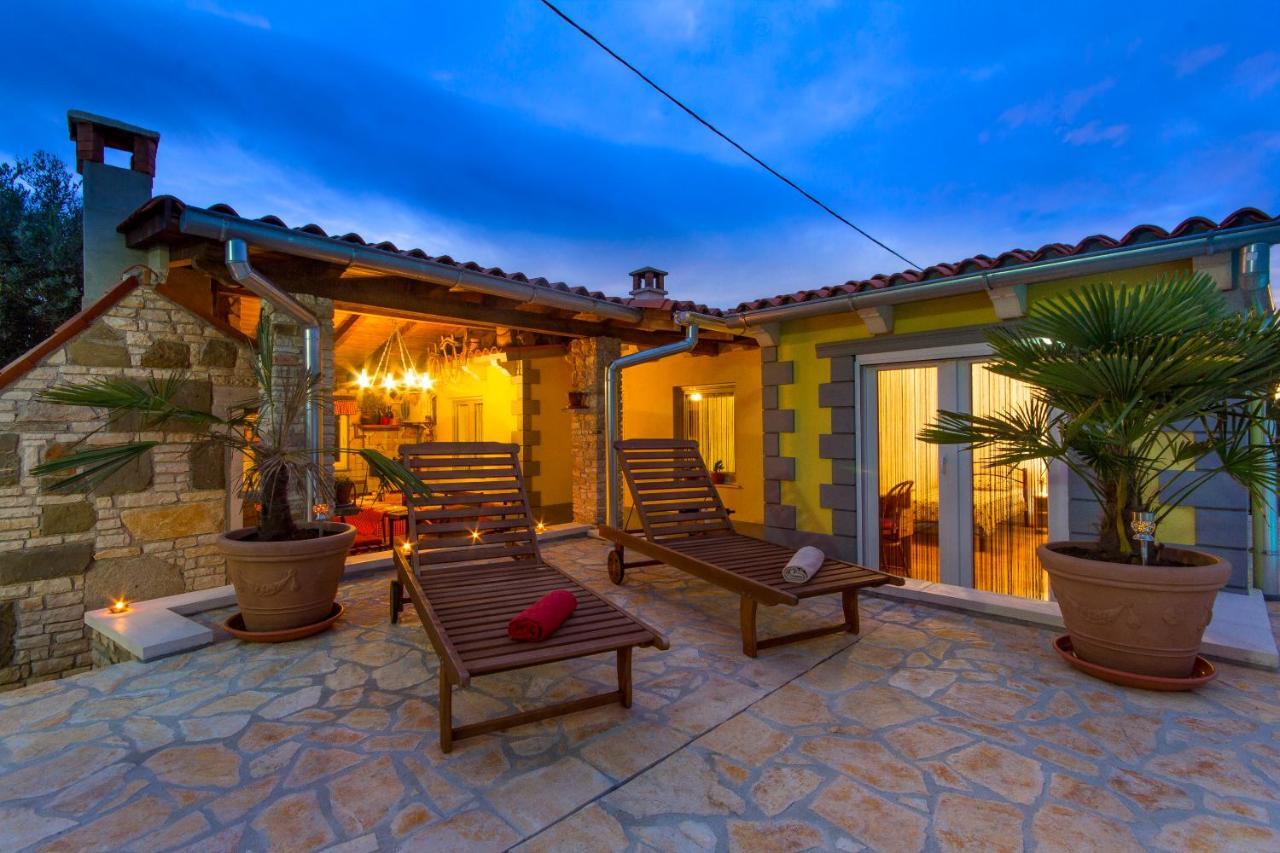 Holiday Home Bukovac พูลา ภายนอก รูปภาพ