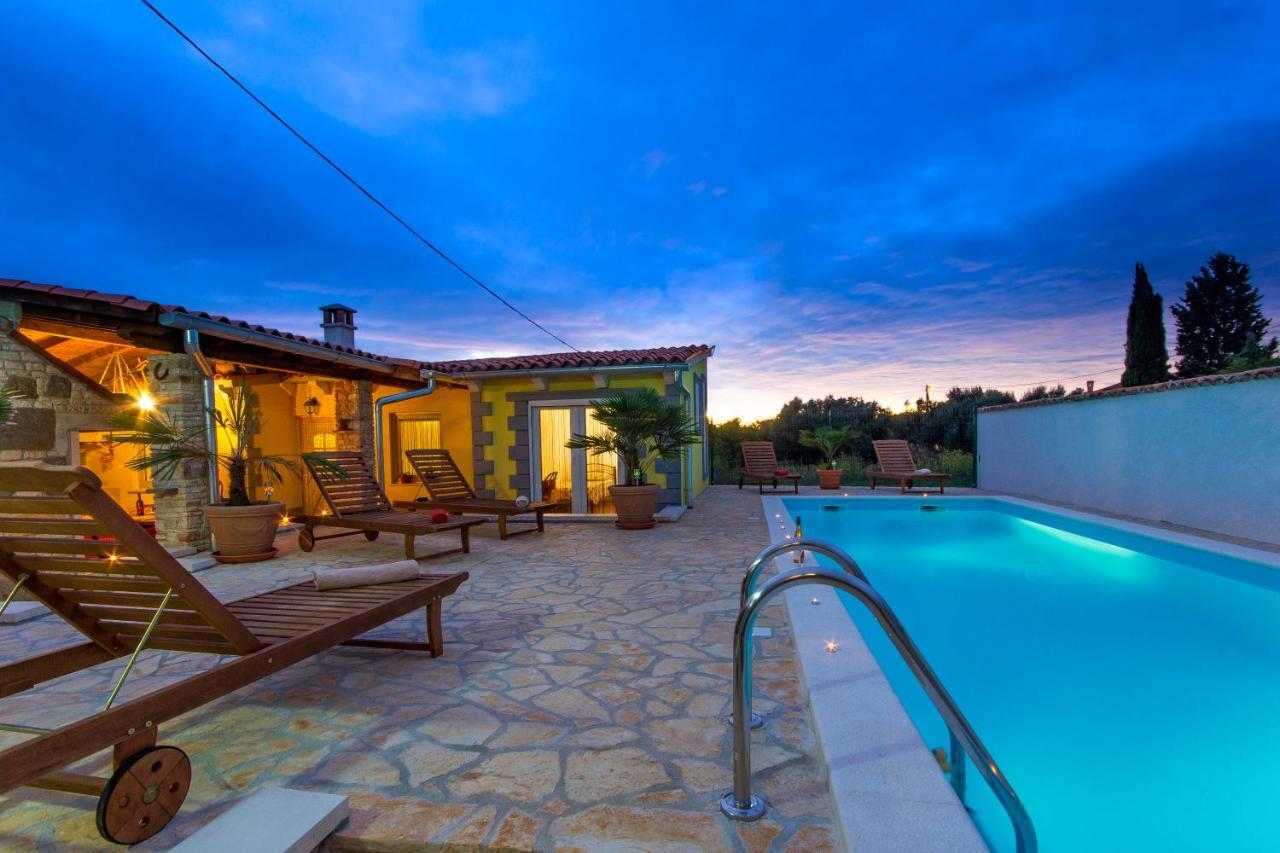 Holiday Home Bukovac พูลา ภายนอก รูปภาพ