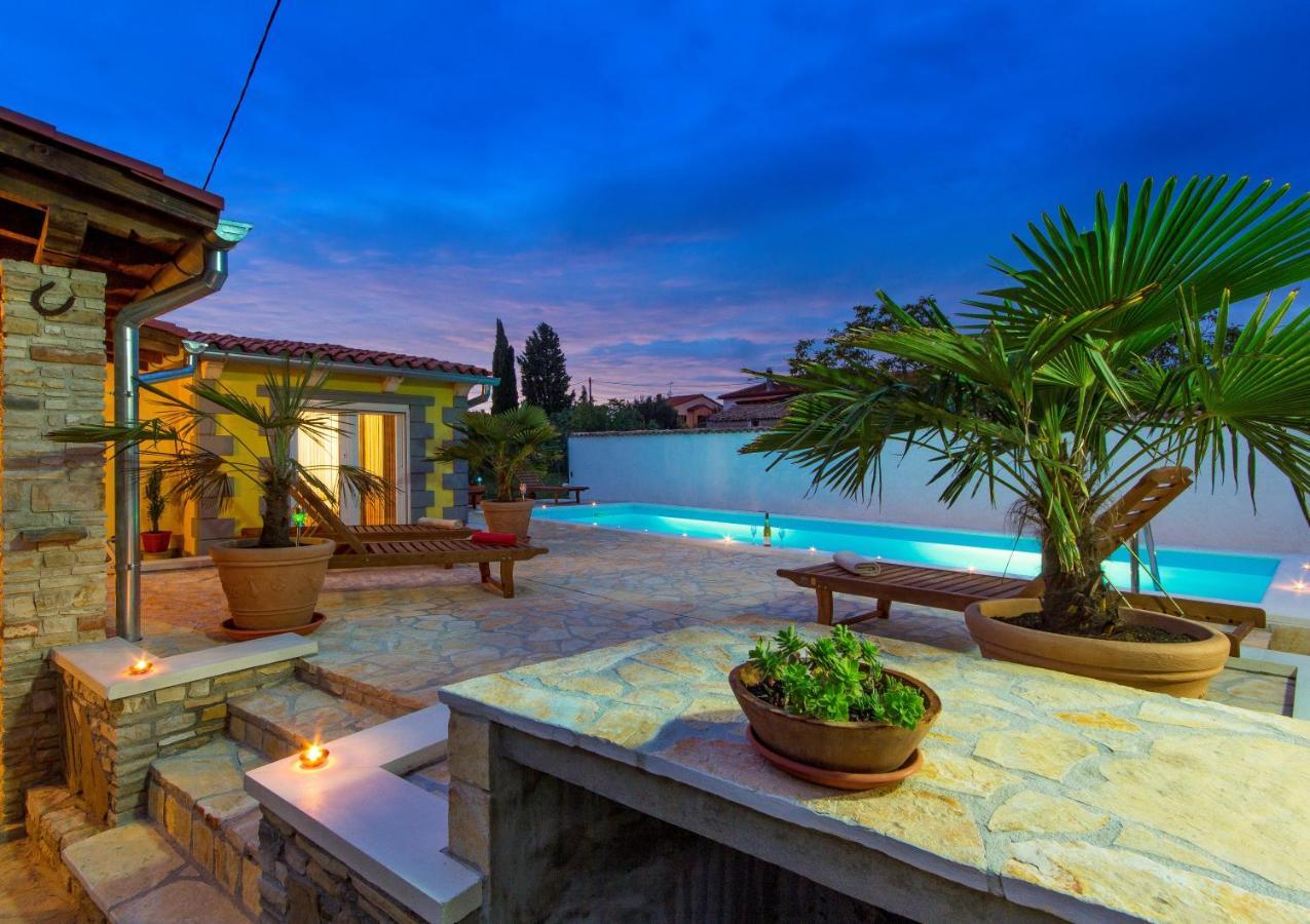Holiday Home Bukovac พูลา ภายนอก รูปภาพ