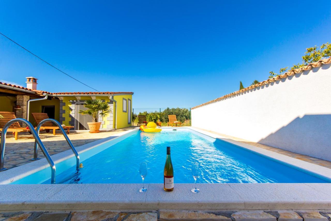 Holiday Home Bukovac พูลา ภายนอก รูปภาพ