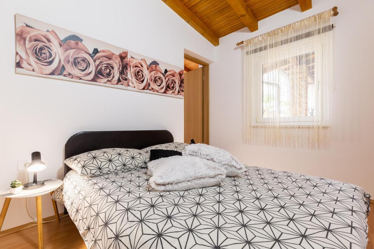 Holiday Home Bukovac พูลา ภายนอก รูปภาพ