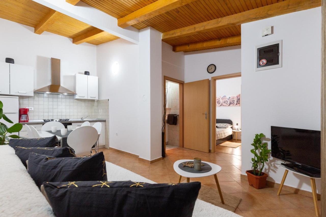 Holiday Home Bukovac พูลา ภายนอก รูปภาพ
