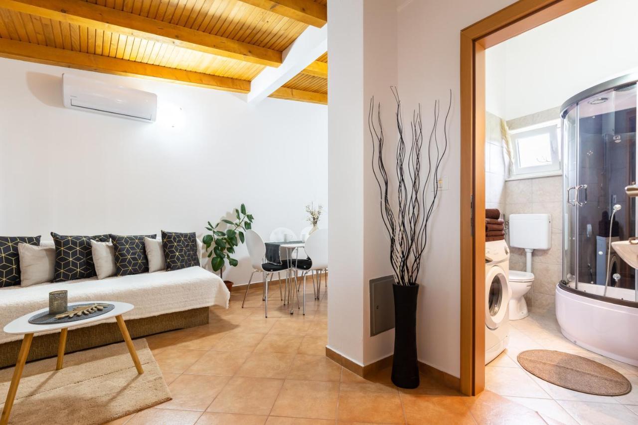 Holiday Home Bukovac พูลา ภายนอก รูปภาพ