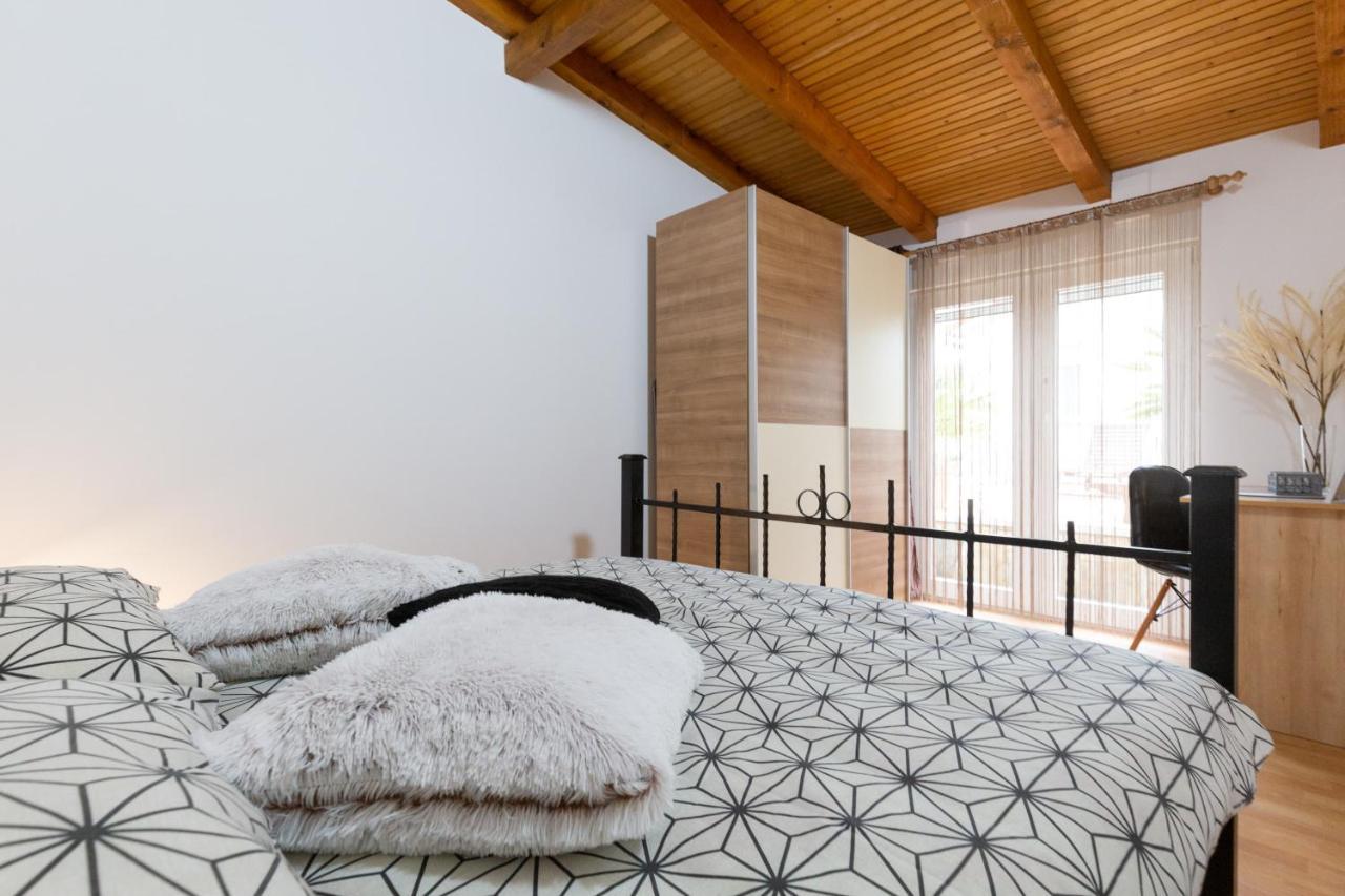Holiday Home Bukovac พูลา ภายนอก รูปภาพ