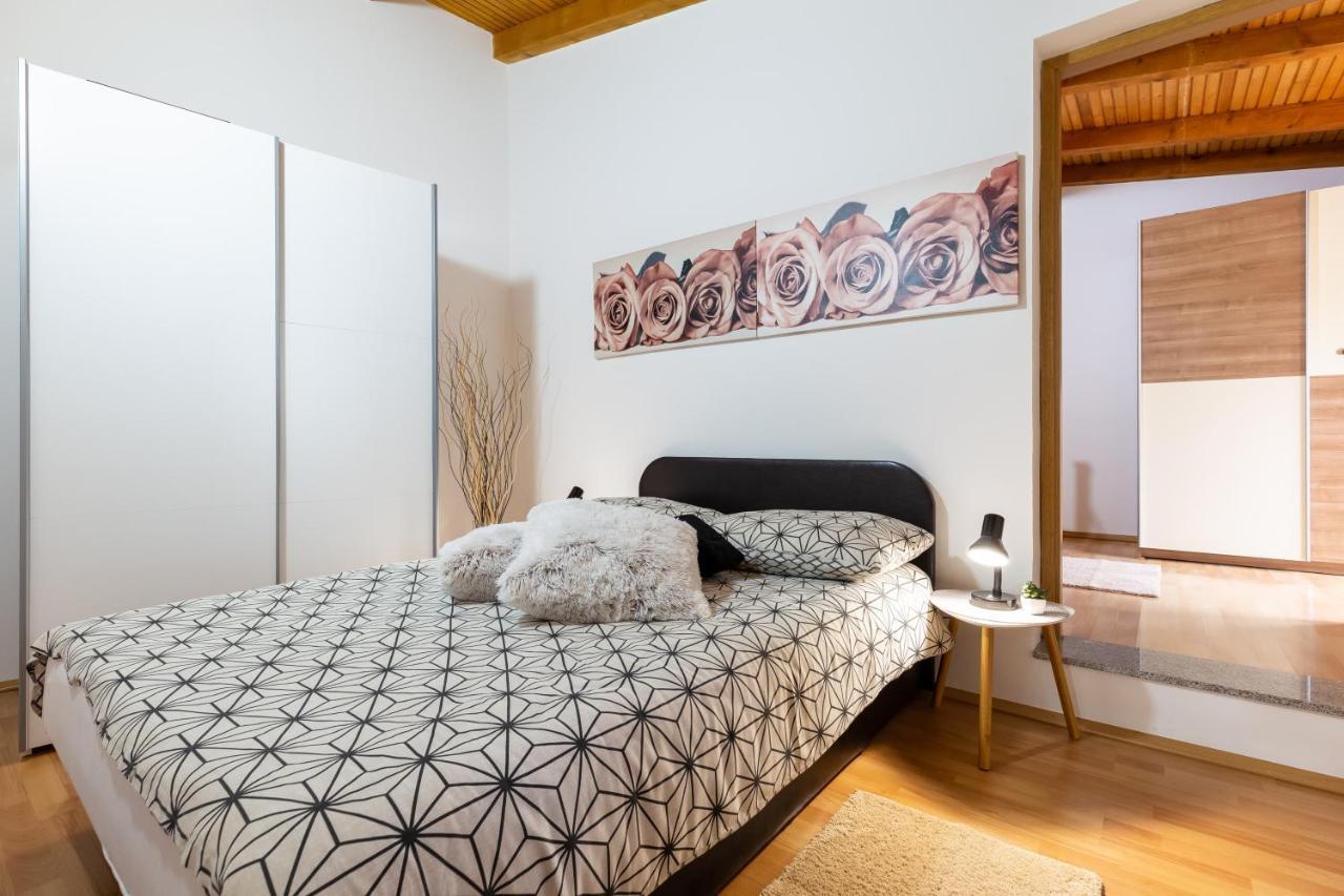 Holiday Home Bukovac พูลา ภายนอก รูปภาพ