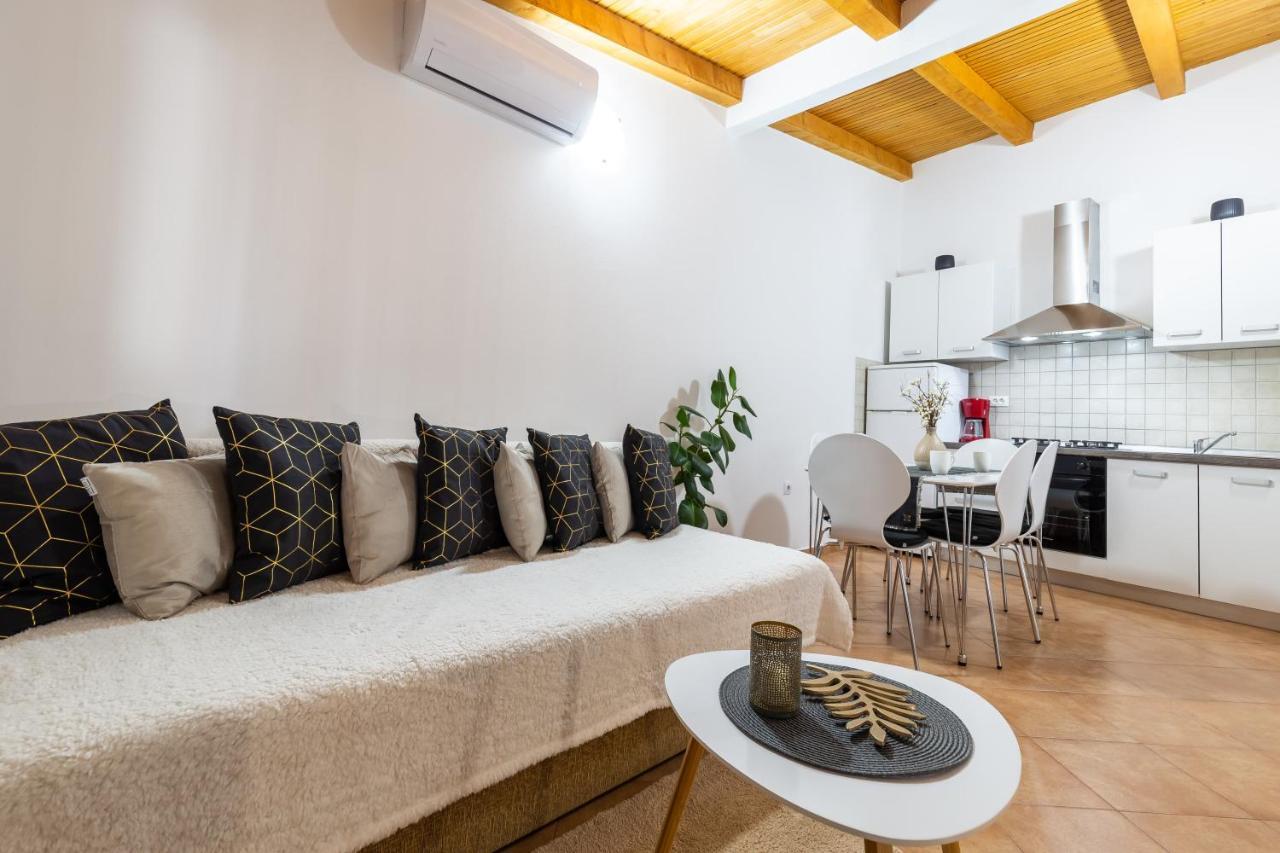 Holiday Home Bukovac พูลา ภายนอก รูปภาพ