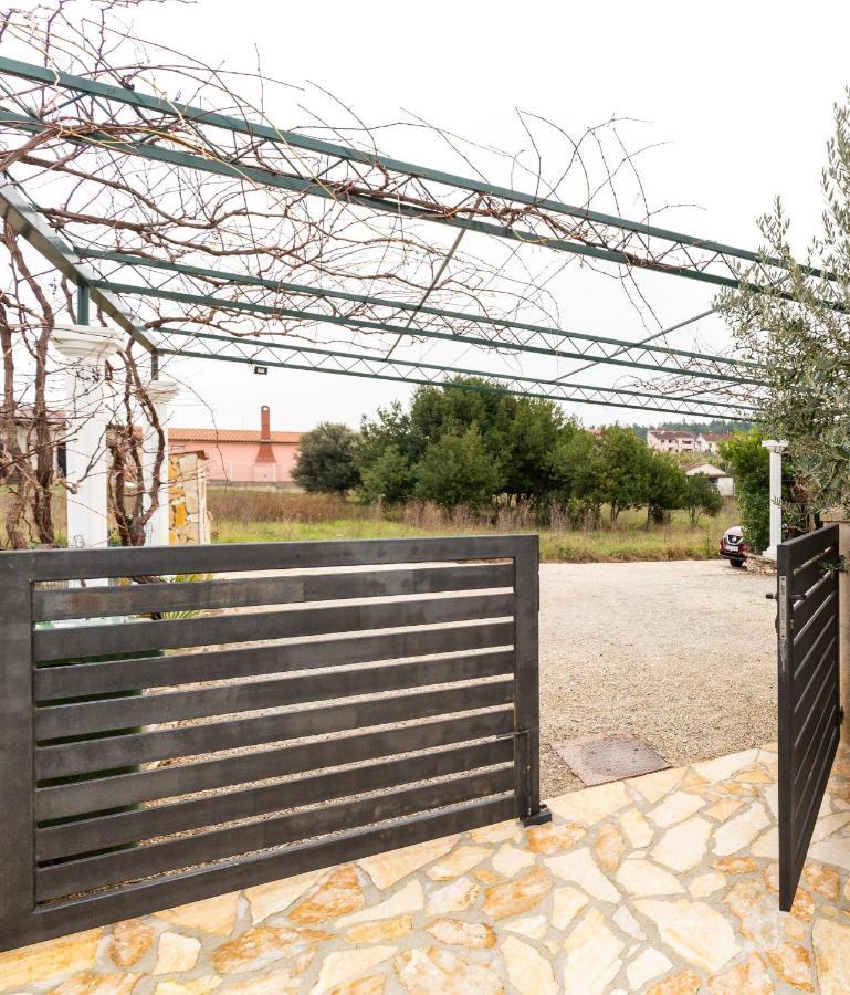 Holiday Home Bukovac พูลา ภายนอก รูปภาพ