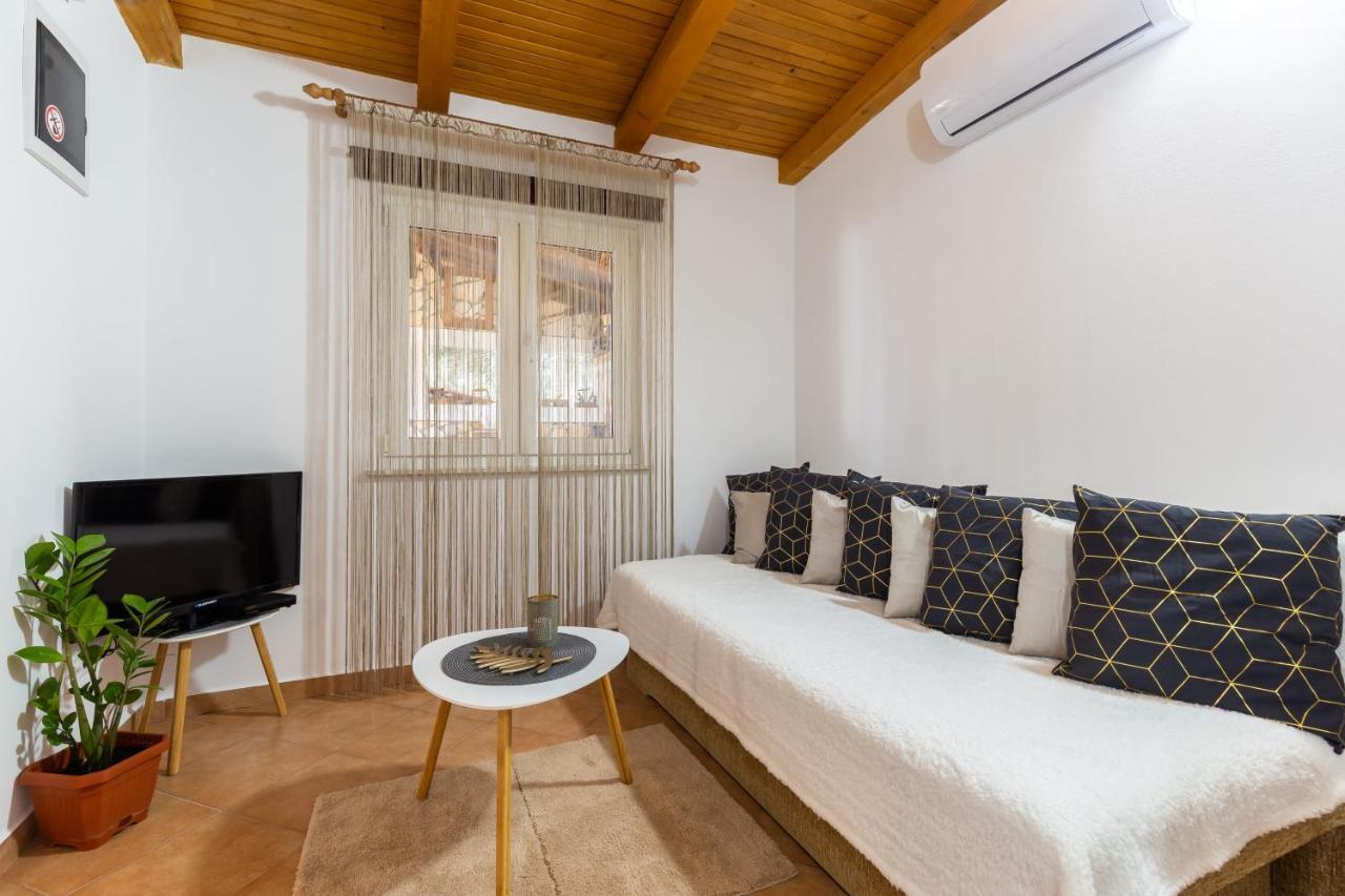Holiday Home Bukovac พูลา ภายนอก รูปภาพ